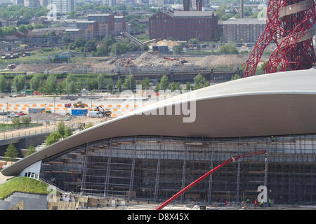 Stratford London, Regno Unito. 5 Giugno, 2013. Queen Elizabeth Park si prepara ad aprire al pubblico il 27 luglio seguente la riqualificazione come parte dei giochi olimpici eredità un anno dopo la chiusura del London 2012 giochi olimpici. Il parco del Nord sarà la prima area all aperto nel luglio 2013 che include verdi parchi e sentieri percorribili a piedi. Il Sud Plaza è programmato per aprire a Pasqua 2014 incluso l'orbita e Aquatics Centre. Credito: amer ghazzal/Alamy Live News Foto Stock