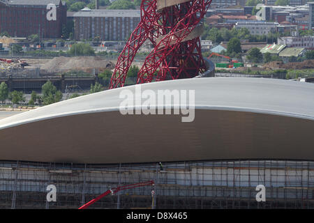 Stratford London, Regno Unito. 5 Giugno, 2013. Queen Elizabeth Park si prepara ad aprire al pubblico il 27 luglio dopo aver subito la riqualificazione come parte dei giochi olimpici eredità un anno dopo la chiusura del London 2012 giochi olimpici. Il parco del Nord sarà la prima area all aperto nel luglio 2013 che include verdi parchi e sentieri percorribili a piedi. Il Sud Plaza è programmato per aprire a Pasqua 2014 incluso l'orbita e Aquatics Centre. Credito: amer ghazzal/Alamy Live News Foto Stock