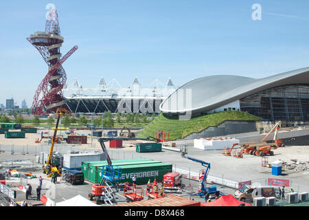 Stratford London, Regno Unito. 5 Giugno, 2013. Queen Elizabeth Park si prepara ad aprire al pubblico il 27 luglio dopo aver subito la riqualificazione come parte dei giochi olimpici eredità un anno dopo la chiusura del London 2012 giochi olimpici. Il parco del Nord sarà la prima area all aperto nel luglio 2013 che include verdi parchi e sentieri percorribili a piedi. Il Sud Plaza è programmato per aprire a Pasqua 2014 incluso l'orbita e Aquatics Centre. Credito: amer ghazzal/Alamy Live News Foto Stock