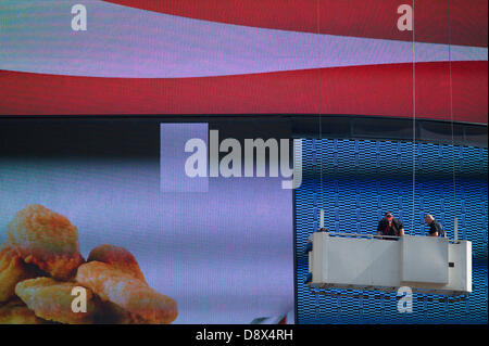 Londra, Regno Unito. 5 Giugno, 2013. Operai su un gantry mantenere l'iconica della pubblicità elettronica schermate nel West End a Piccadilly Circus Credito: Malcolm Park/Alamy Live News Foto Stock
