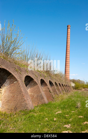 Olandese antica fabbrica di mattoni Fortmond con forno di mattoni fori di forno e camino Foto Stock