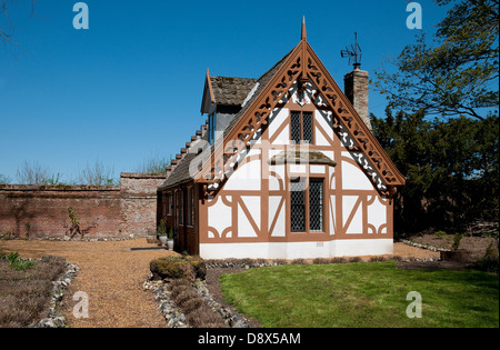 Gingerbread stile country cottage, Norfolk, Inghilterra Foto Stock