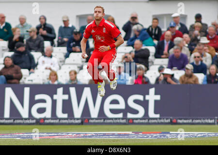 Nottingham, Regno Unito. 5 Giugno, 2013. L'Inghilterra Stuart ampio durante la terza Nat West una giornata internazionale della partita di cricket tra Inghilterra e Nuova Zelanda a Trent Bridge Cricket Ground giu 05, 2013 a Londra, Inghilterra, (foto di Mitchell Gunn/ESPA/Alamy Live News) Foto Stock