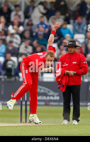 Nottingham, Regno Unito. 5 Giugno, 2013. L'Inghilterra Stuart ampia bowling durante la terza Nat West una giornata internazionale della partita di cricket tra Inghilterra e Nuova Zelanda a Trent Bridge Cricket Ground giu 05, 2013 a Londra, Inghilterra, (foto di Mitchell Gunn/ESPA/Alamy Live News) Foto Stock