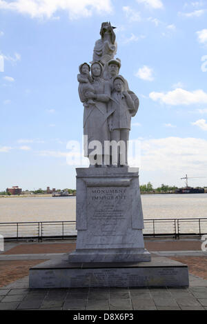 Statua per l immigrato per i coraggiosi uomini e donne che hanno lasciato la sua patria in cerca di libertà e di una vita migliore in un nuovo paese. La statua è stata avviata il 19 marzo 1995. Foto: Klaus Nowottnick Data: 22 Aprile 2013 Foto Stock