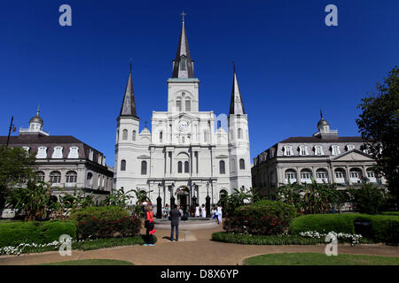 La Jackson Square è la storia più a posto in stato di gravidanza in Louisiana. A sinistra sullo sfondo il Cabildo. Originariamente la casa di stile coloniale spagnolo-somministrazione. Nel centro di San Louis Cathedrale e a destra Le Presbytère. Foto: Klaus Nowottnick Foto Stock