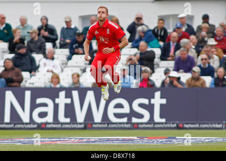 NOTTINGHAM, Inghilterra - Jun 05: l'Inghilterra Stuart ampio durante la terza Nat West una giornata internazionale della partita di cricket tra Inghilterra e Nuova Zelanda a Trent Bridge Cricket Ground giu 05, 2013 a Londra, Inghilterra, (foto di Mitchell Gunn/ESPA) Foto Stock