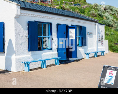 Budleigh Salterton, Regno Unito. 5 Giugno, 2013. Budleigh Salterton's Longboat Cafe oggetto di una controversia di pianificazione. Il Professor Mark Horton, BBC TV presentatore della costa, è "impegnato" Budleigh Salterton's Longboat cafe è di essere demolito. Egli ha detto di Admiralty longboat house è l'ultimo in Gran Bretagna. Credito: Lightworks Media/Alamy Live News Foto Stock