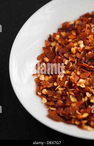 Ciotola bianco di piccante di peperoncino rosso Foto Stock