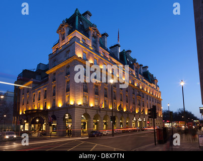 Il Ritz di notte,Piccadilly,Londra,Inghilterra Foto Stock