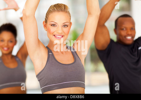 Bella donna sano esercizio con gli amici su sfondo Foto Stock