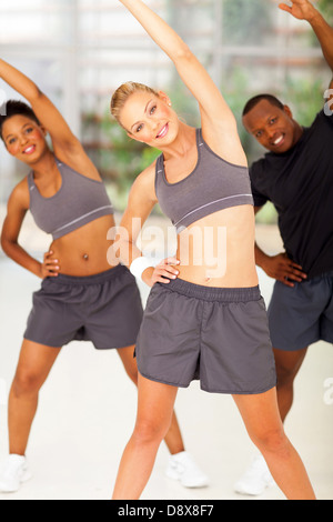 Allegra donna fitness lavora con due amici Foto Stock