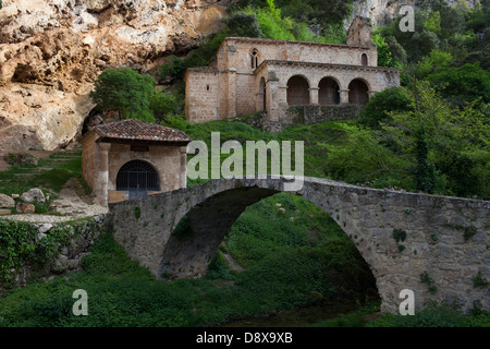 Eremo della Madonna del falcetto, XIII secolo e ponte medievale Foto Stock