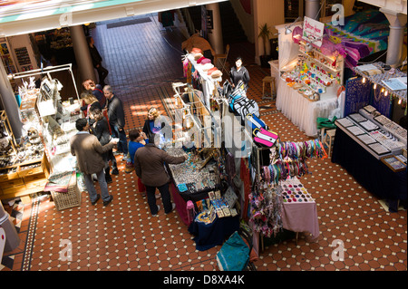 Londra REGNO UNITO, Camden Town, Camden Market, Alta Vista, vista aerea del mercato coperto con tourist, gli acquirenti e le bancarelle del mercato. Foto Stock