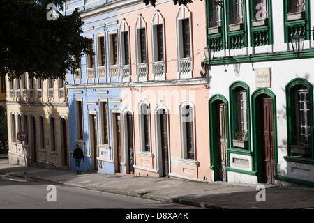 Facciate colorate su Calle 7 in Candelaria distretto, Bogotà, Colombia Foto Stock