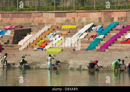 Asia, India, Karnataka, Badami, Agastya lago, le donne indiane sono il lavaggio della biancheria sui Ghat Foto Stock