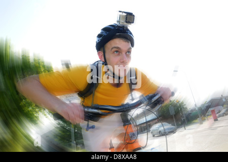 Un ciclista che indossa un casco gopro telecamera. Foto Stock