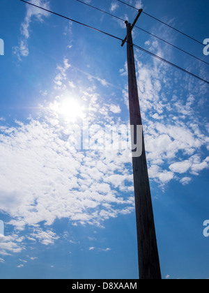 Le linee di alimentazione contro il cielo blu Foto Stock