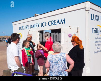 Persone che acquistano gelato dal trillo il chiosco in un giorno di estate a Whitby Foto Stock