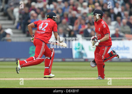 Nottingham, Regno Unito. 5 Giugno 2013. Englands Eoin Morgan e Ravi Bopara cross durante la Terza Internazionale di un giorno tra Inghilterra e Nuova Zelanda da Trent Bridge Cricket Ground. Credit: Azione Plus immagini di sport/Alamy Live News Foto Stock