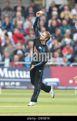 Nottingham, Regno Unito. 5 Giugno 2013. Nuova Zelanda Kane Williamson bowling urante la terza internazionale di un giorno tra Inghilterra e Nuova Zelanda da Trent Bridge Cricket Ground. Credit: Azione Plus immagini di sport/Alamy Live News Foto Stock