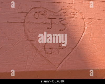 Nomi scolpiti sul ponte in legno ringhiera Foto Stock