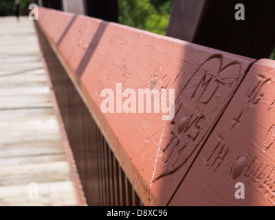 Nomi scolpiti sul ponte in legno ringhiera Foto Stock