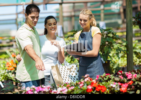 Coppia felice shopping per le piante in serra Foto Stock