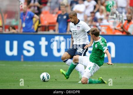 Giugno 2, 2013 - Washington DC, il Distretto di Columbia, Stati Uniti - Giugno 02, 2013:team nazionale tedesco defenceman Benedikt Howedes (4) scorre in U.S. Nazionale Maschile avanti Terrence Boyd (25) durante gli Stati Uniti Uomini Squadra Nazionale Vs team nazionale tedesco - la celebrazione del centenario corrispondono a RFK Stadium - Washington, D.C. Gli Stati Uniti Nazionale Maschile sconfitte Germania 4-3. Foto Stock