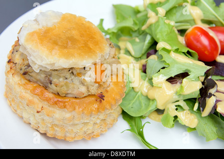 Pollo torta Pot con foglia verde verdure pomodori e condimento per insalata Closeup Foto Stock