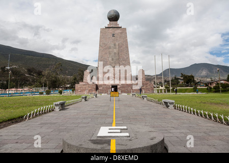 Mitad del Mundo, monumento, la marcatura della linea equatoriale, vicino a Quito, Ecuador Foto Stock
