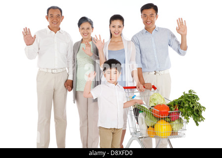 Tutta la famiglia a fare shopping con carrello Foto Stock