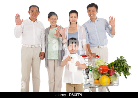 Tutta la famiglia a fare shopping con carrello Foto Stock