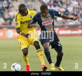 Chester, Pennsylvania, USA. 5 Giugno 2013. RAYMON GADDIS (28) di unione di Philadelphia in azione contro Columbus Crew DOMINIC ODURO (11) in PPL Park di Chester PA. L' Unione ha vinto la partita 3-0 (immagine di credito: credito: Ricky Fitchett/ZUMAPRESS.com/Alamy Live News) Foto Stock