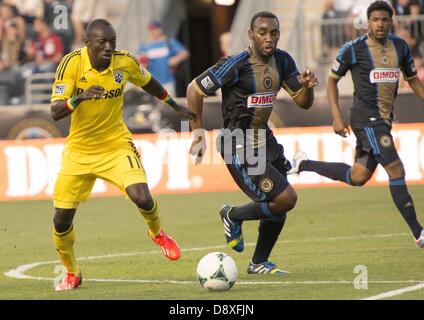 Chester, Pennsylvania, USA. 5 Giugno 2013. AMOBI OKUGO (14) di unione di Philadelphia in azione contro Columbus Crew DOMINIC ODURO (11) in PPL Park di Chester PA. L' Unione ha vinto la partita 3-0 (immagine di credito: credito: Ricky Fitchett/ZUMAPRESS.com/Alamy Live News) Foto Stock