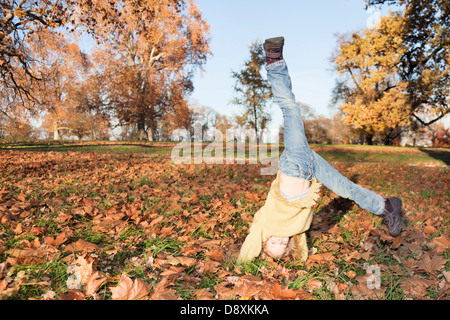 Sei anno-vecchia ragazza facendo un appoggiate Foto Stock