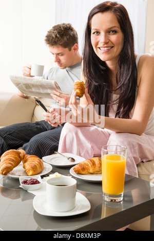 Sorridente giovane mangiare colazione romantica in camera di albergo Foto Stock