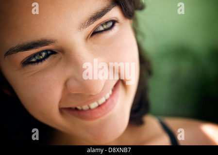 Bella ragazza con gli occhi verdi, ritratto di felice ispanica giovane donna che guarda la fotocamera e sorridente. Sequenza Foto Stock