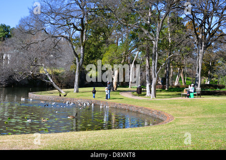 Persone alimentazione di uccelli a Highland Park a Dallas, Texas, Stati Uniti d'America Foto Stock