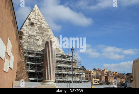 L'antica Piramide Cestia in Roma, Italia Foto Stock