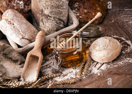 Il set tradizionale di pane, panini e altri ingredienti Foto Stock