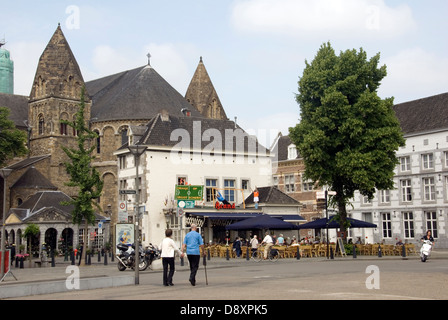 Paesi Bassi. Il Limburgo meridionale; Maastricht la chiesa di Nostra Signora(ST.MARIA'S) Onze Lieve Vrouwe (PLEIN)BASILIEK: E Un occupato cafè Foto Stock