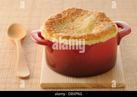 Tradizionale soufflé di formaggio Foto Stock