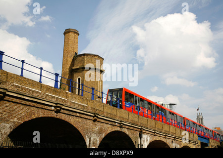 DLR treno passa Limehouse Torre accumulatore, Limehouse, London, Regno Unito Foto Stock