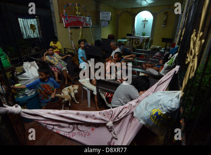 Davao, Filippine. Il 6 giugno 2013. Filippino sonno agli sfollati all'interno di una cappella che prendono un sonno dopo aver colpito da ah watern alluvione a Davao City, nel sud delle Filippine, 06 giugno 2013.Il filippino atmosferica, geofisici e astronomici di amministrazione dei servizi (PAG-ASA) ha detto che una zona di convergenza intertropicale ITCZ () pregiudicare il sud della maggior parte delle Filippine che innesca hi livello di acqua di inondazione in città. Credito: Eli Ritchie Tongo/Alamy Live News Foto Stock