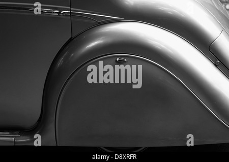 Un close-up di una ruota di un'annata Bentley auto. Foto Stock