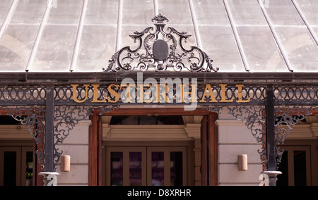 Ulster Hall ingresso ornato di scorrere in lavori in ferro Foto Stock