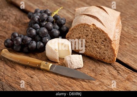 Natura morta con pane, formaggio e uva Foto Stock