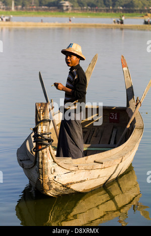 Boatman fumare una cheroot, Lago Taungthaman, Myanmar 2 Foto Stock