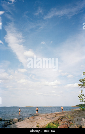 Tre adulti facendo una nuotata, Svezia. Foto Stock